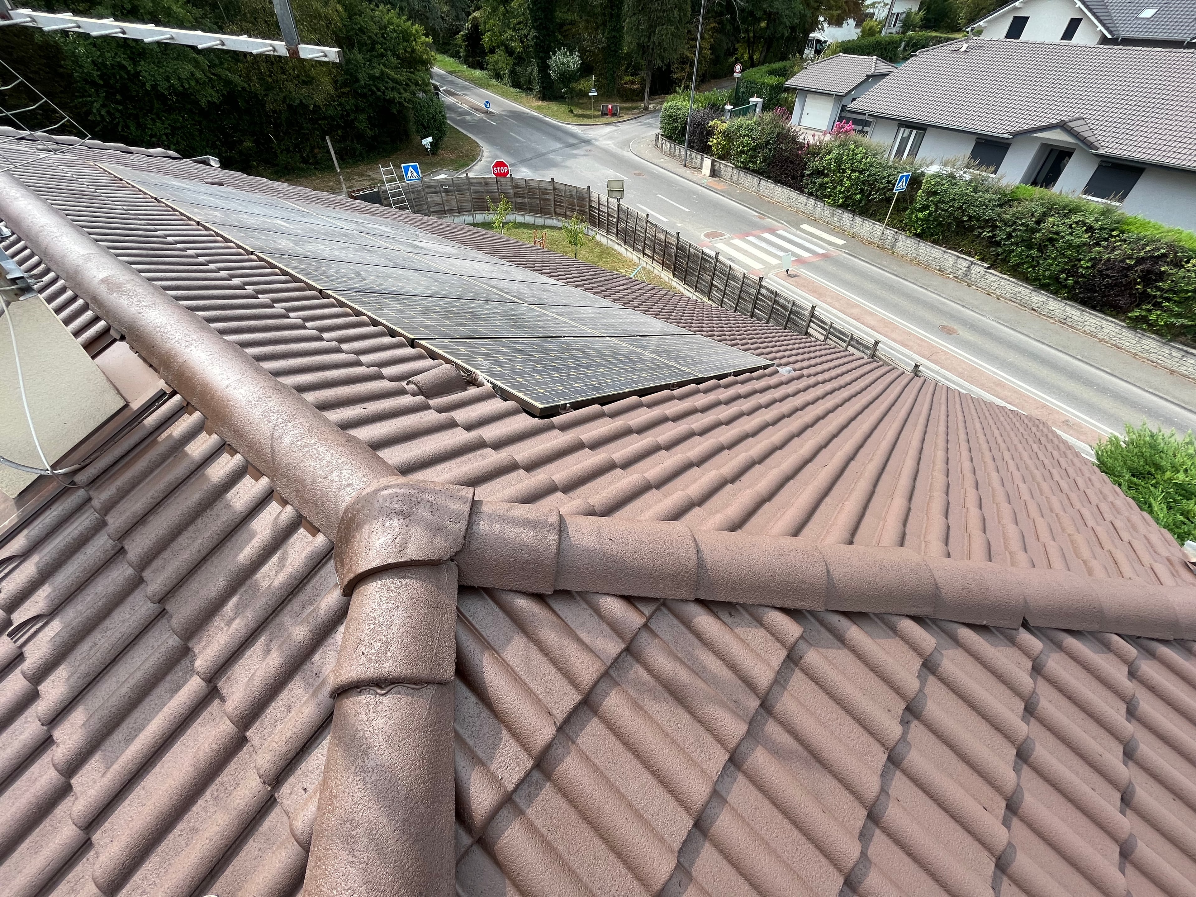 Toiture rénovée avec peinture professionnelle